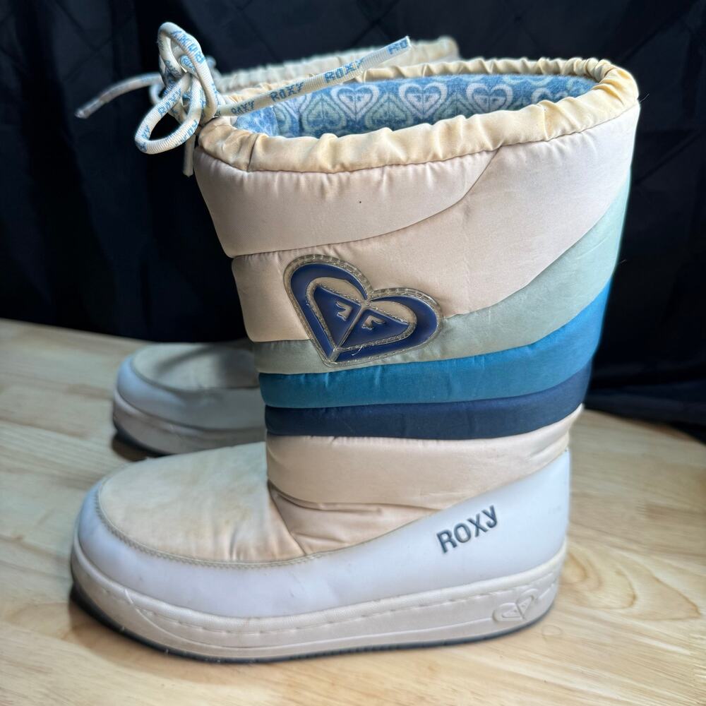 Vintage Roxy puffer snow boot with a heart logo appliqué and blue 4
